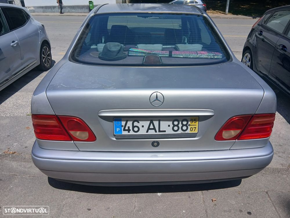 Mercedes-Benz E 220 D Classic - 1