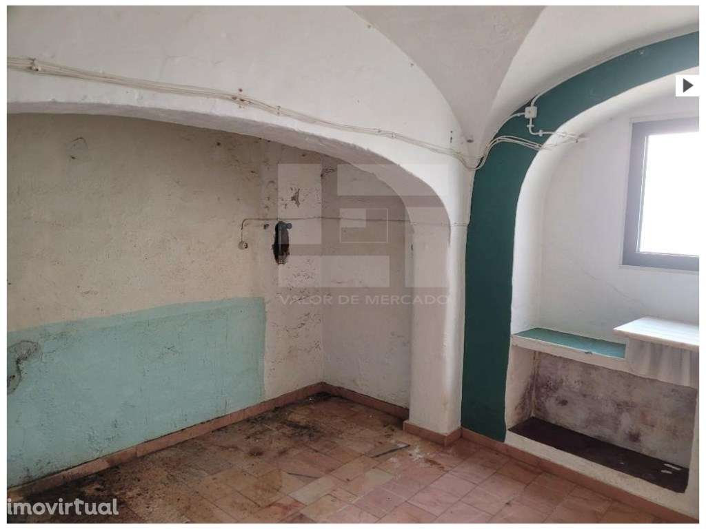 Apartamento T1, situado no rés-do-chão de um edifício de três pisos... - Grande imagem: 5/12