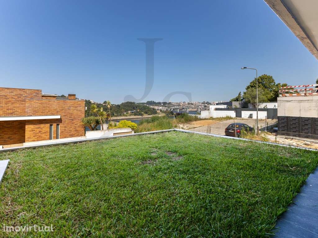 Moradia T4+T2 R/C Independente Gondomar - Possibilidade Permuta - Grande imagem: 4/47