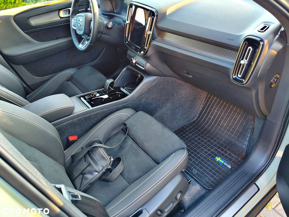 Volvo XC 40 B4 Ultra Black Edition - 4