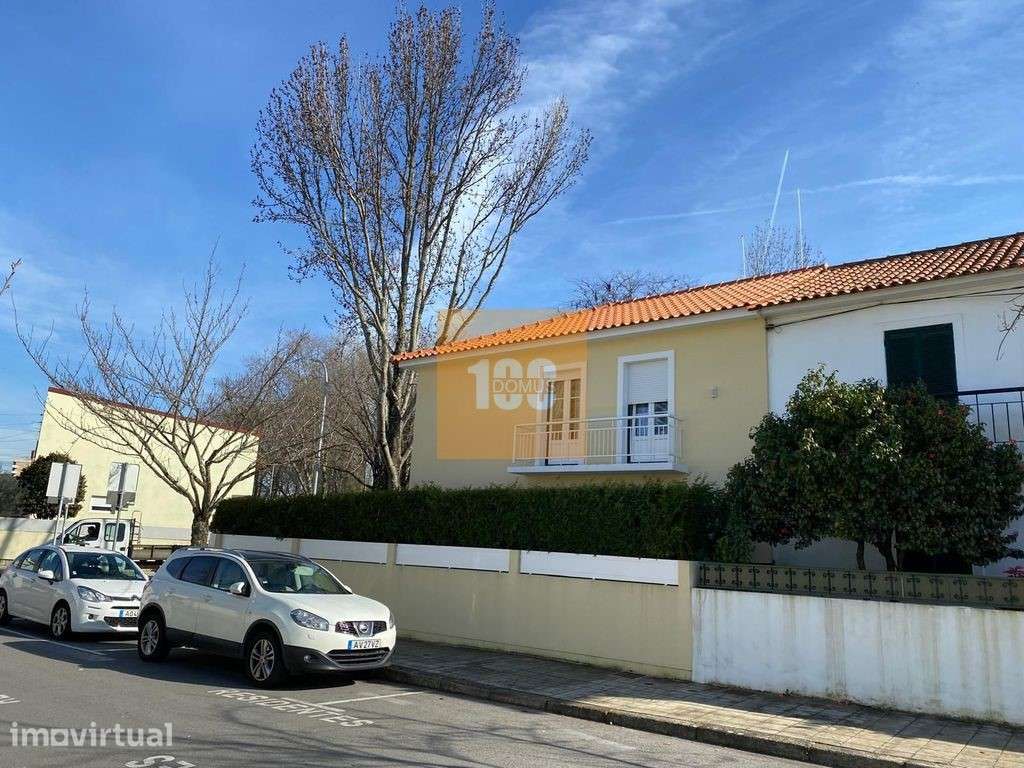 Moradia T5 de 3 frentes com jardim e garagem - Grande imagem: 2/16