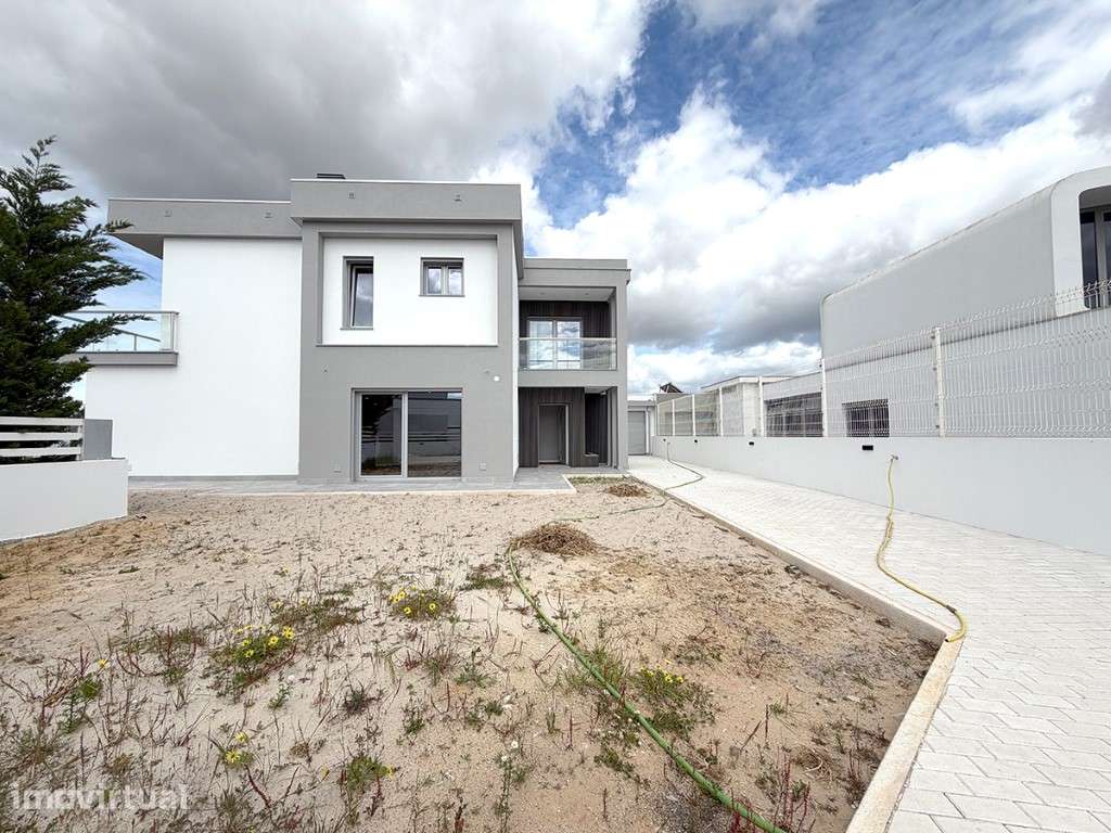 Moradia Isolada T4 com Piscina, Garagem e acabamentos de luxo na Br... - Grande imagem: 2/32