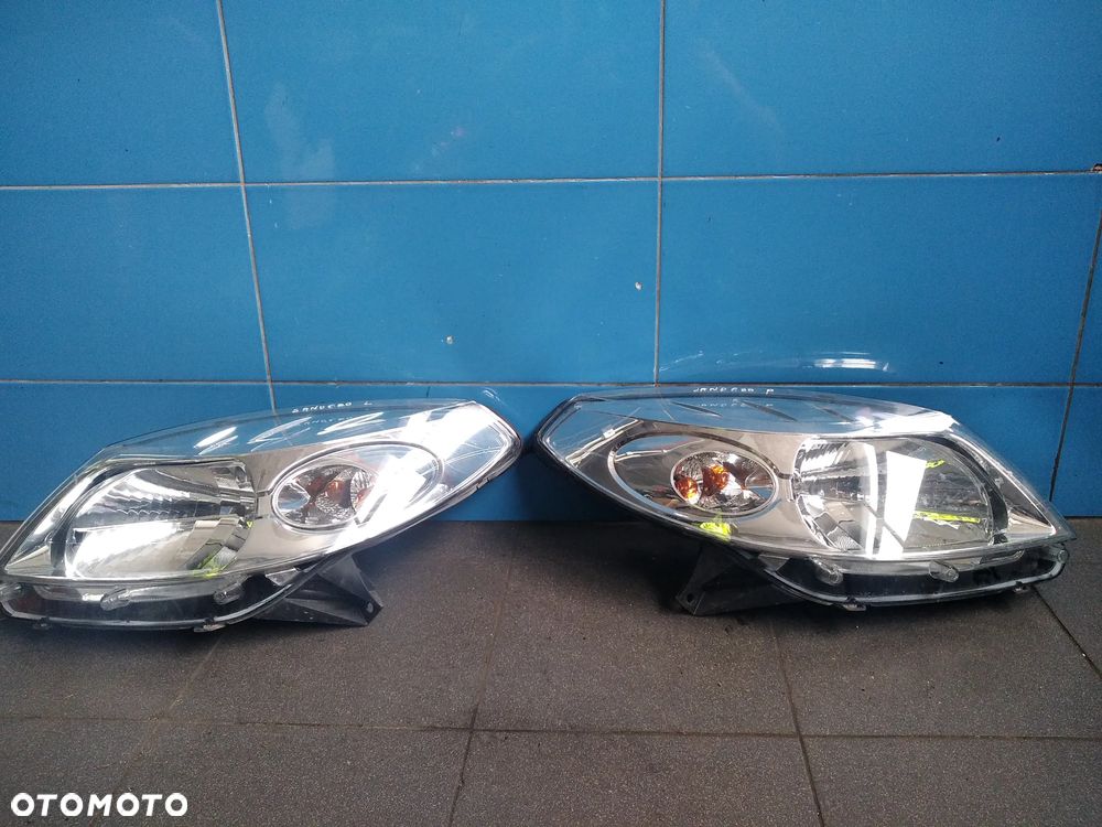 Lampa prawa lewa przód Dacia Sandero - 1