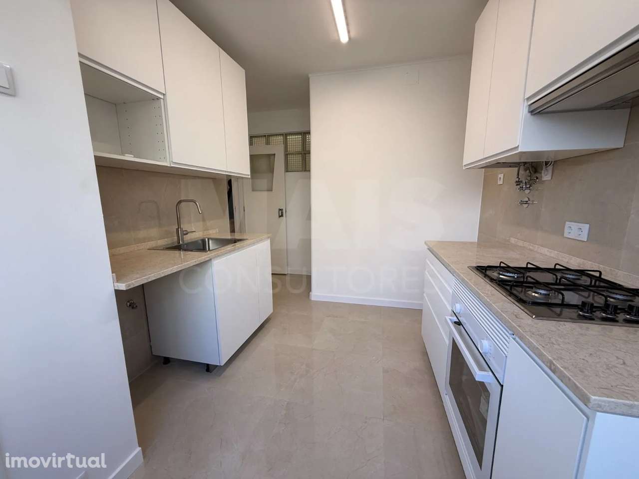 T3  remodelado na Damaia - Em frente à Estação de comboios - Grande imagem: 5/28