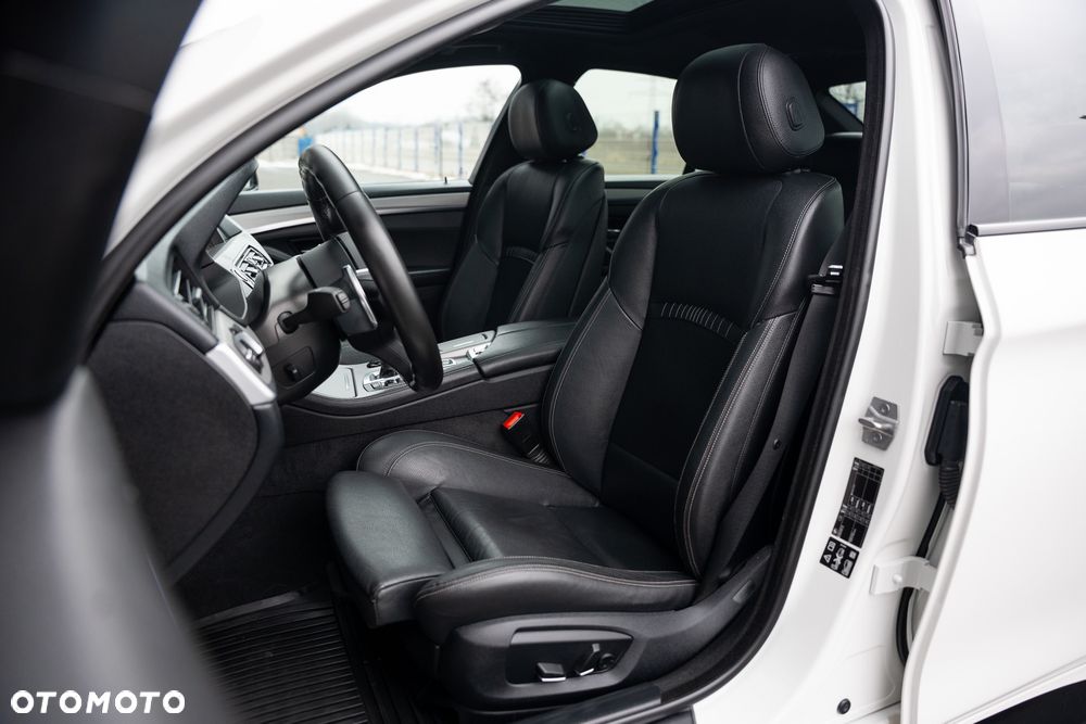 BMW Seria 5 M550d xDrive Sport-Aut - 24