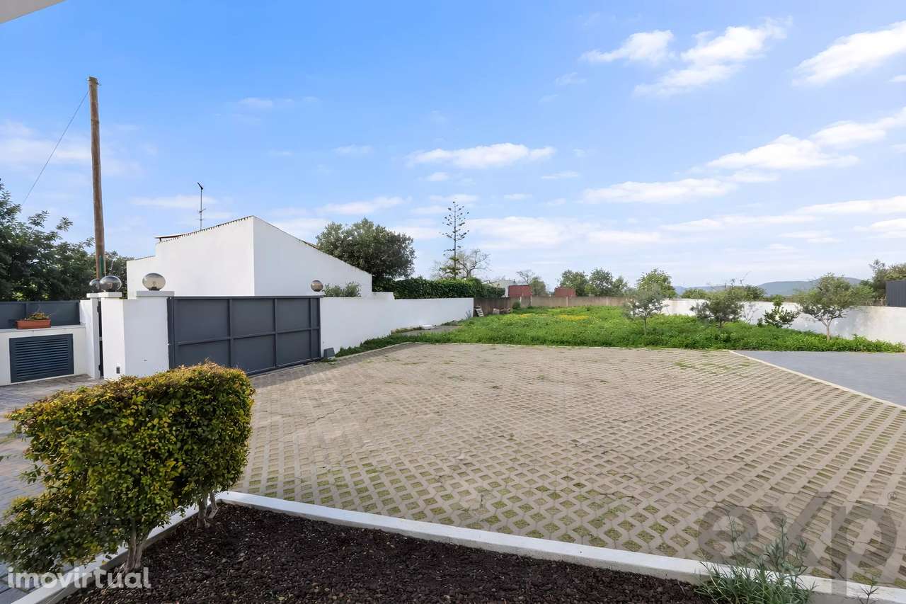 Moradia T4 de Arquitetura Contemporânea com Piscina, Energia Sustentáv - Grande imagem: 2/32