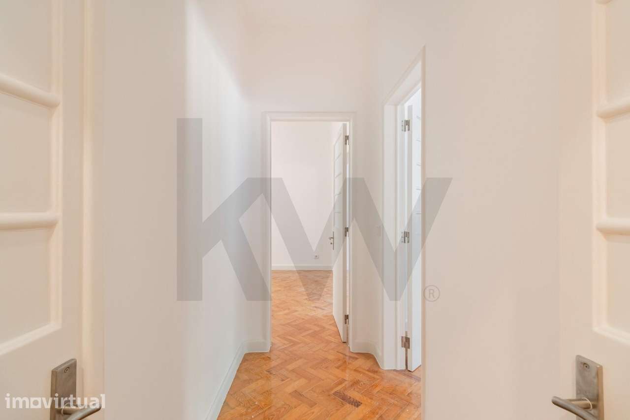 Apartamento T4+1 com garagem na Avenida Defensores de Chaves - Grande imagem: 2/25