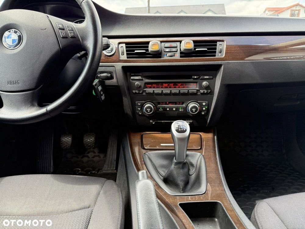 BMW Seria 3 318i Touring - 14