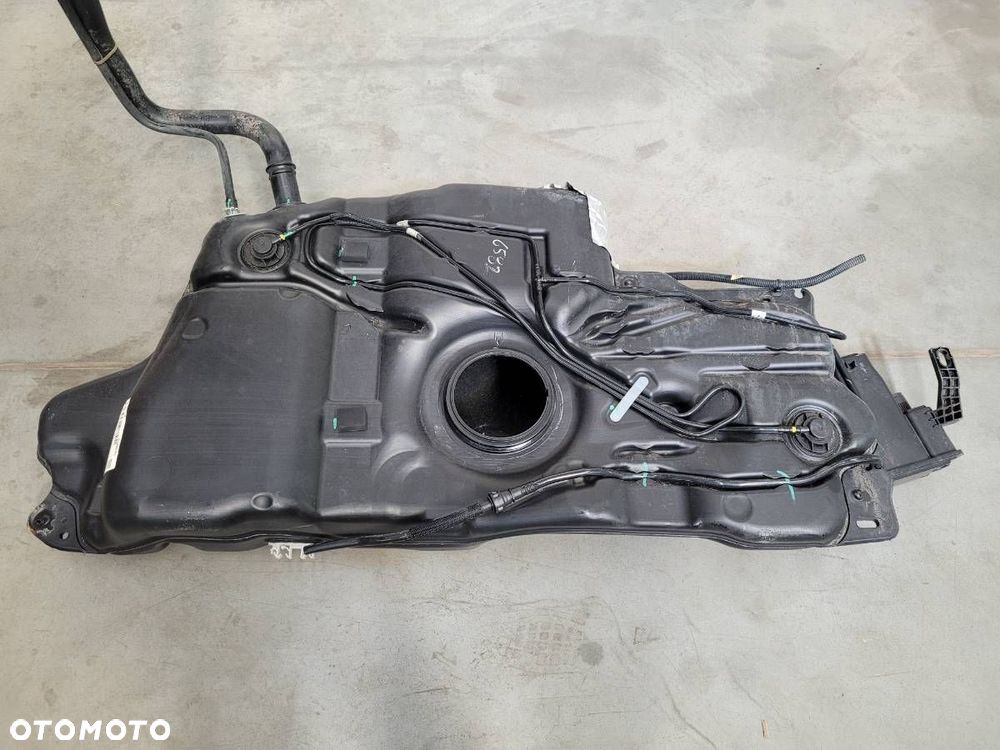 ZBIORNIK PALIWA BAK 1.6 BENZYNA PEUGEOT 5008 II 9829060580 9827785780 - 2