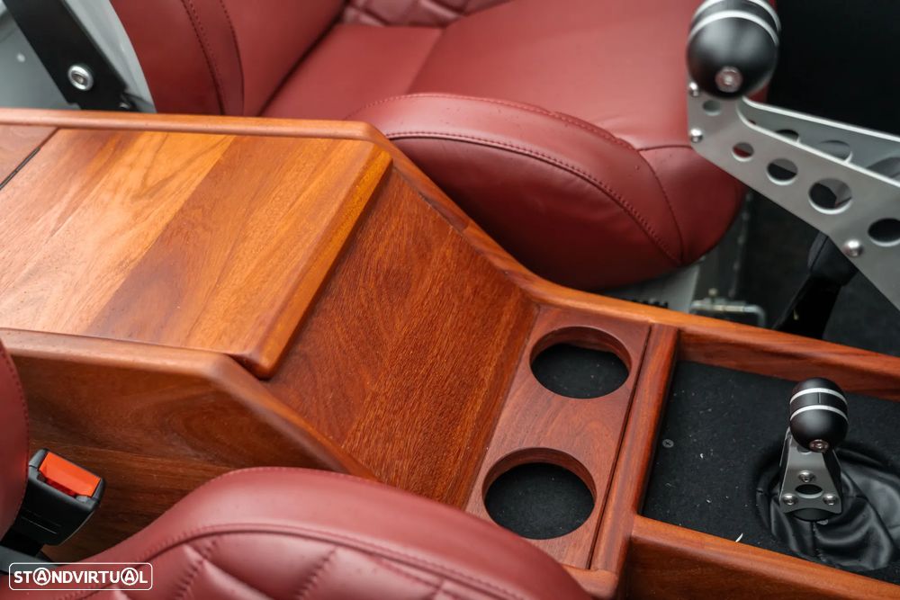 Land Rover Defender - 32