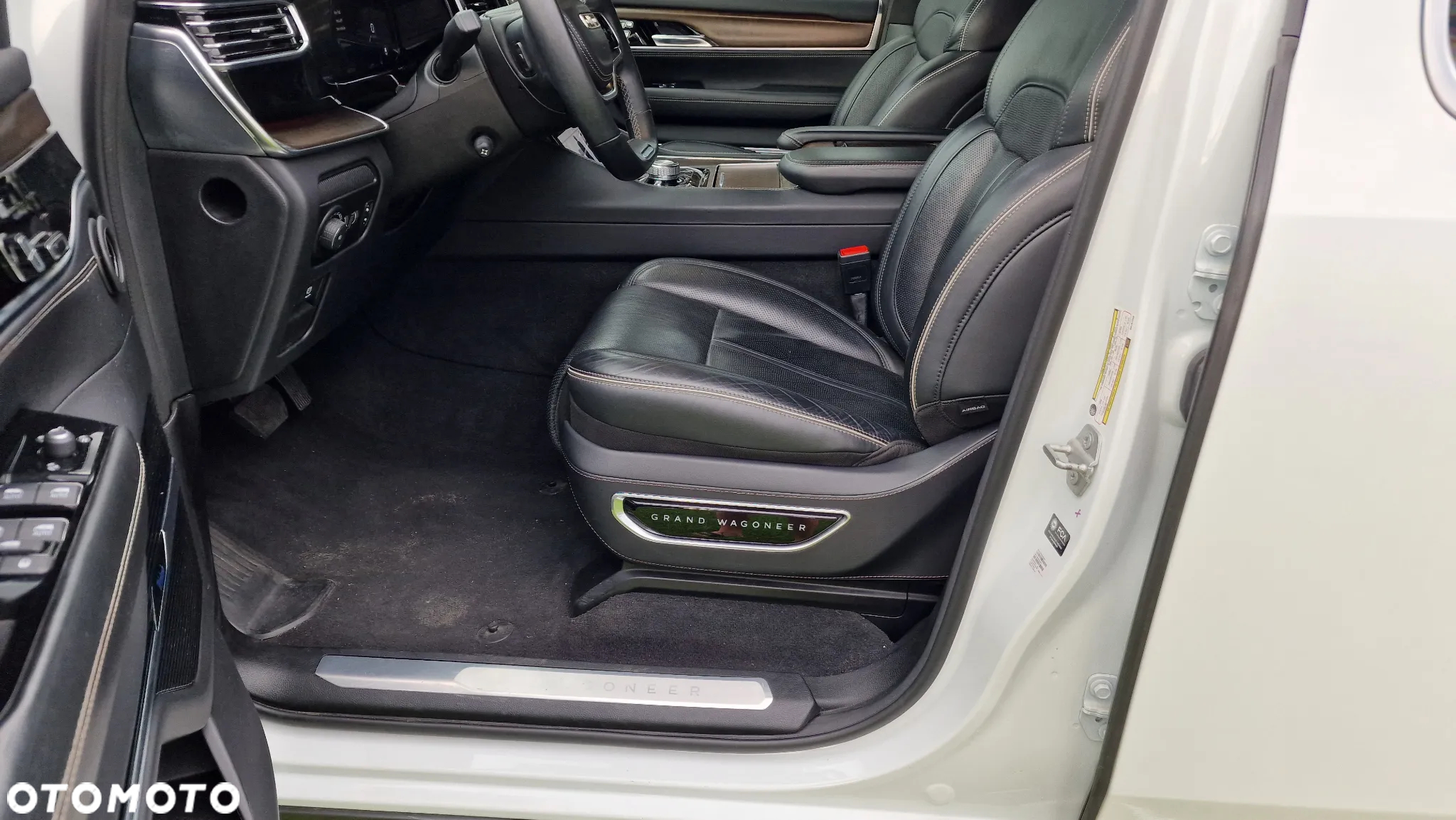 Jeep Grand Wagoneer - 27