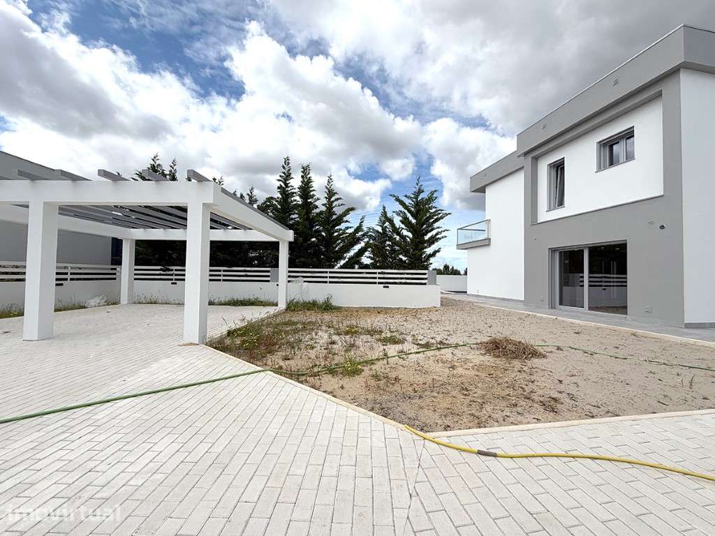 Moradia Isolada T4 com Piscina, Garagem e acabamentos de luxo na Br... - Grande imagem: 3/32