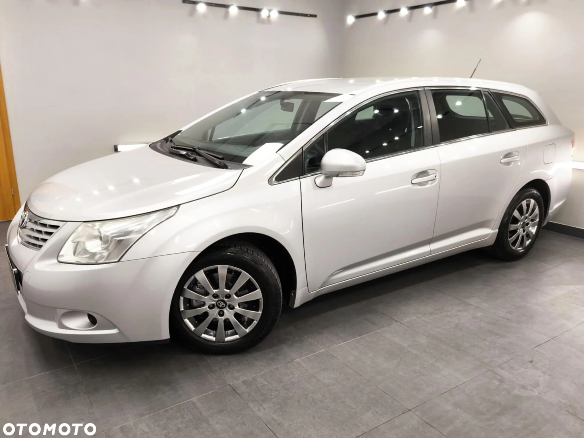 Toyota Avensis Combi 1.6 - 24