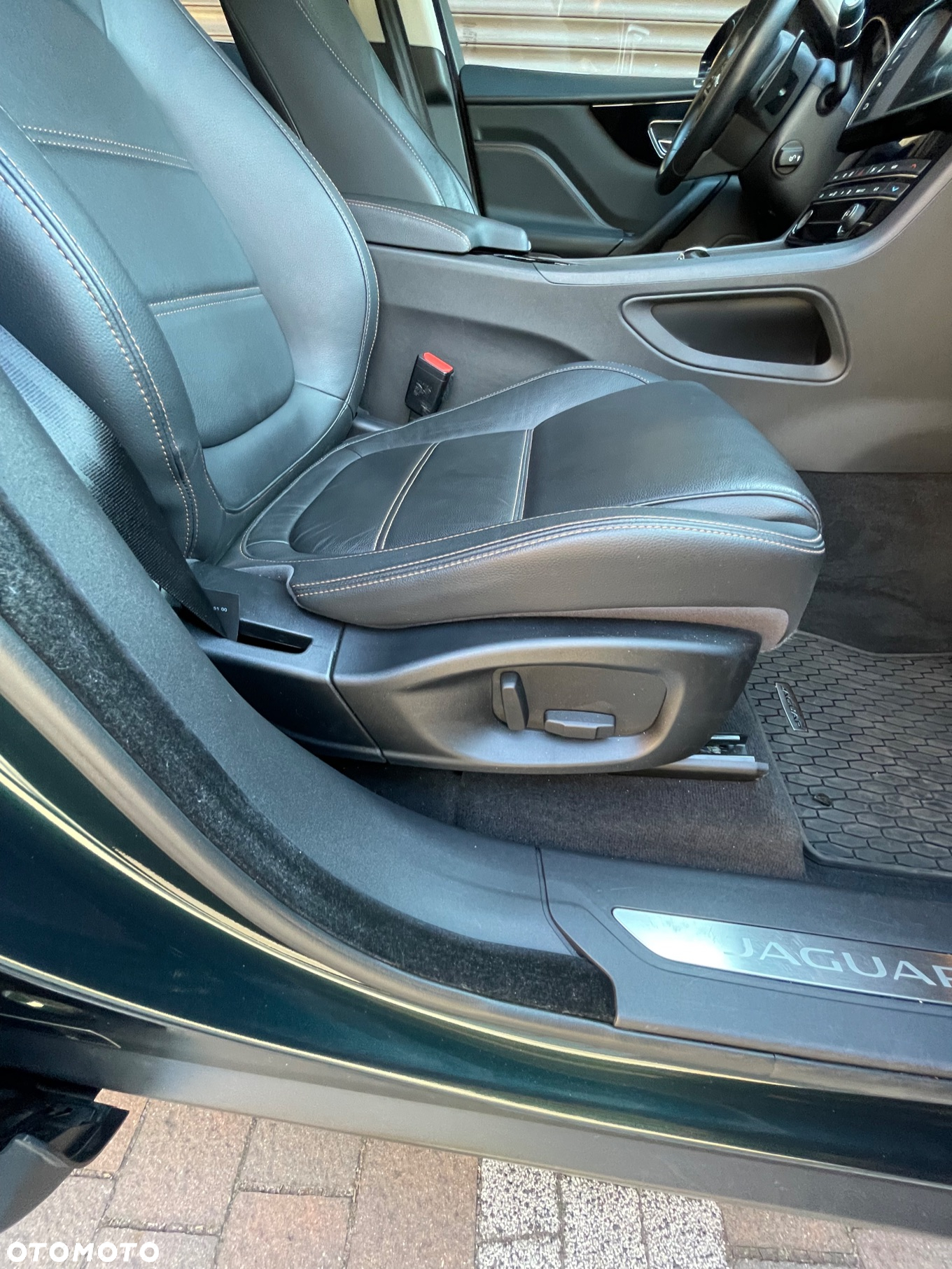 Jaguar F-Pace 2.0 i4D AWD R-Sport - 24