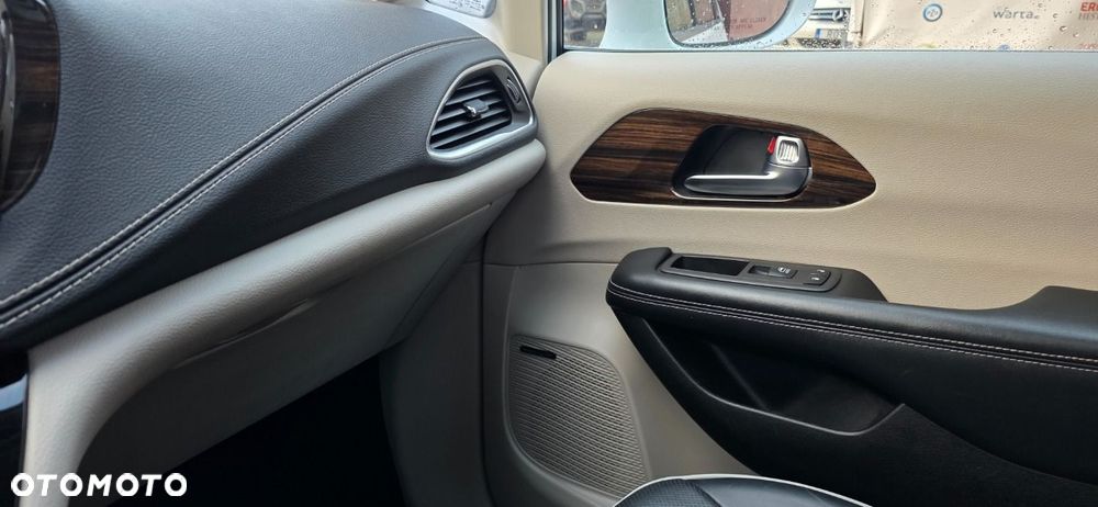 Chrysler Pacifica - 32