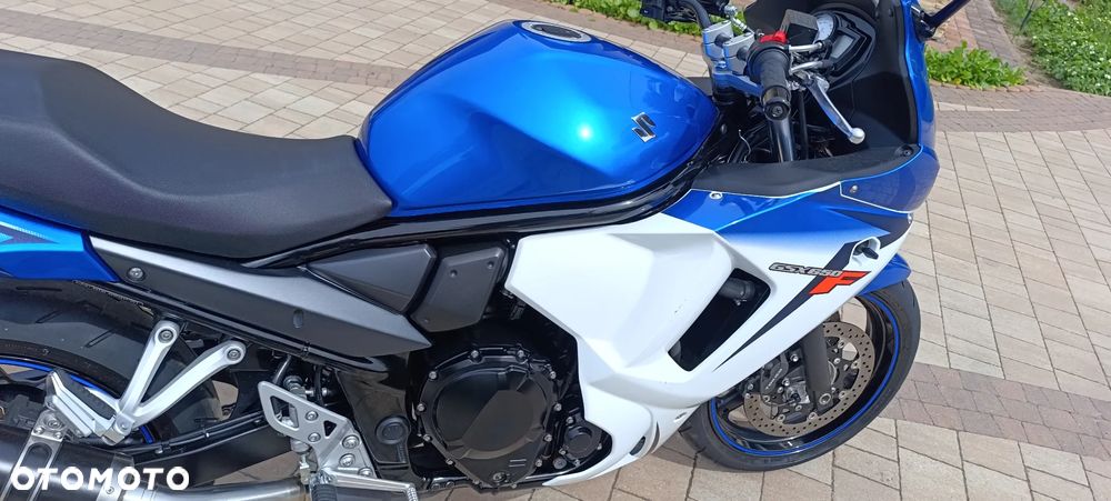 Suzuki GSX - 21