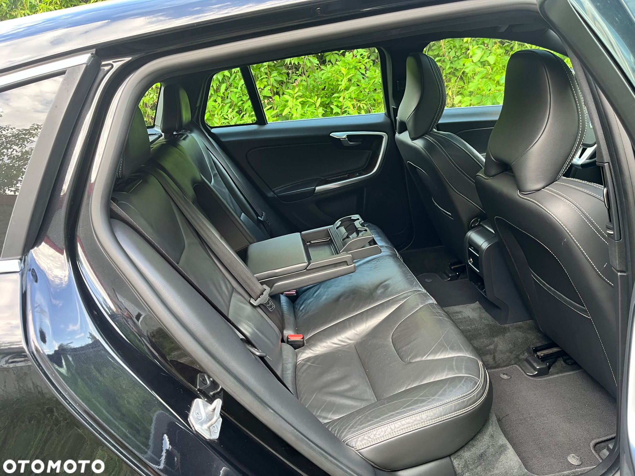 Volvo V60 D6 AWD Plug-in Hybrid R-Design Summum - 29