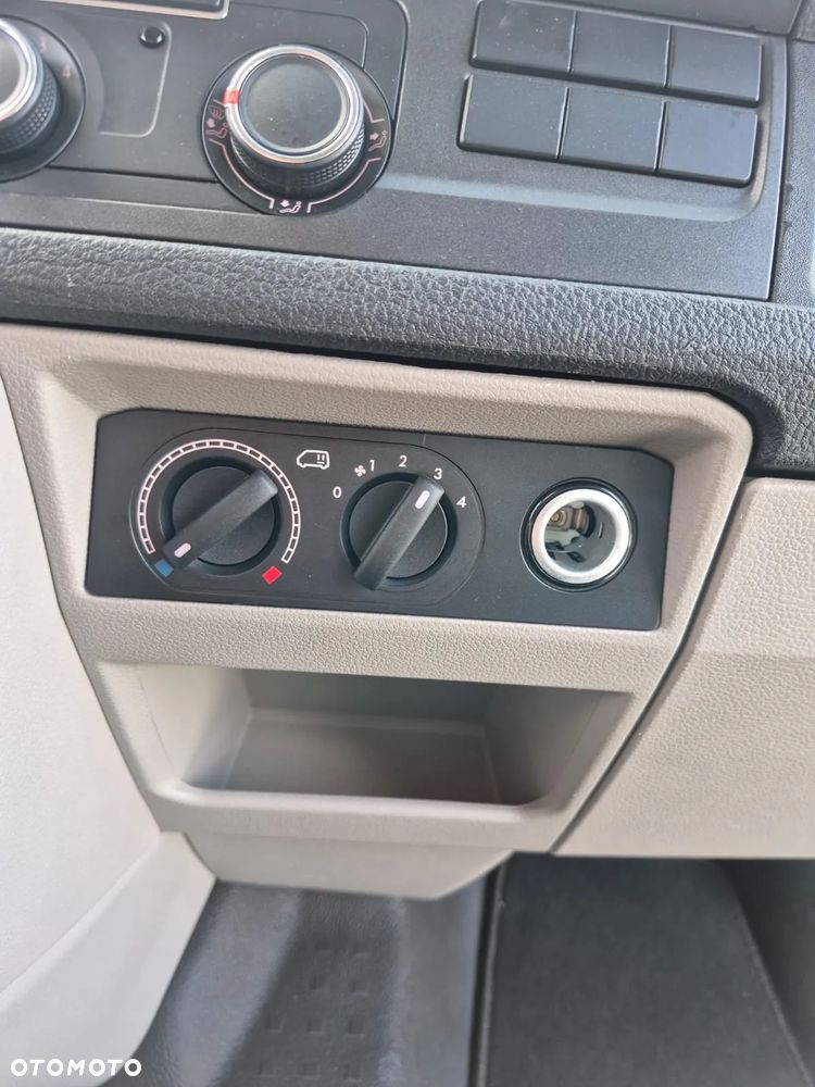 Volkswagen Caravelle - 32