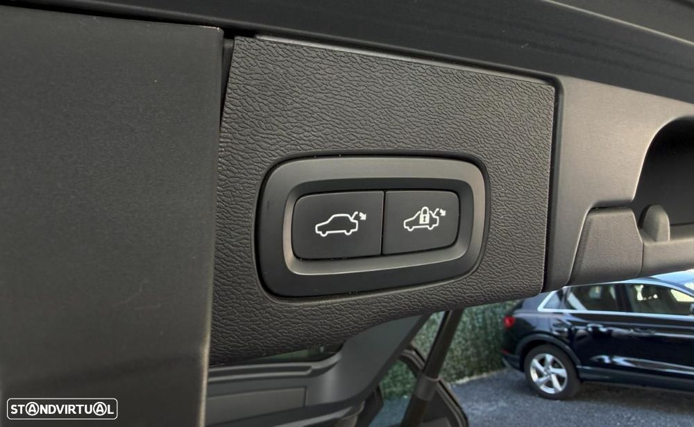 Volvo XC 60 2.0 T6 PHEV R-Design AWD - 44