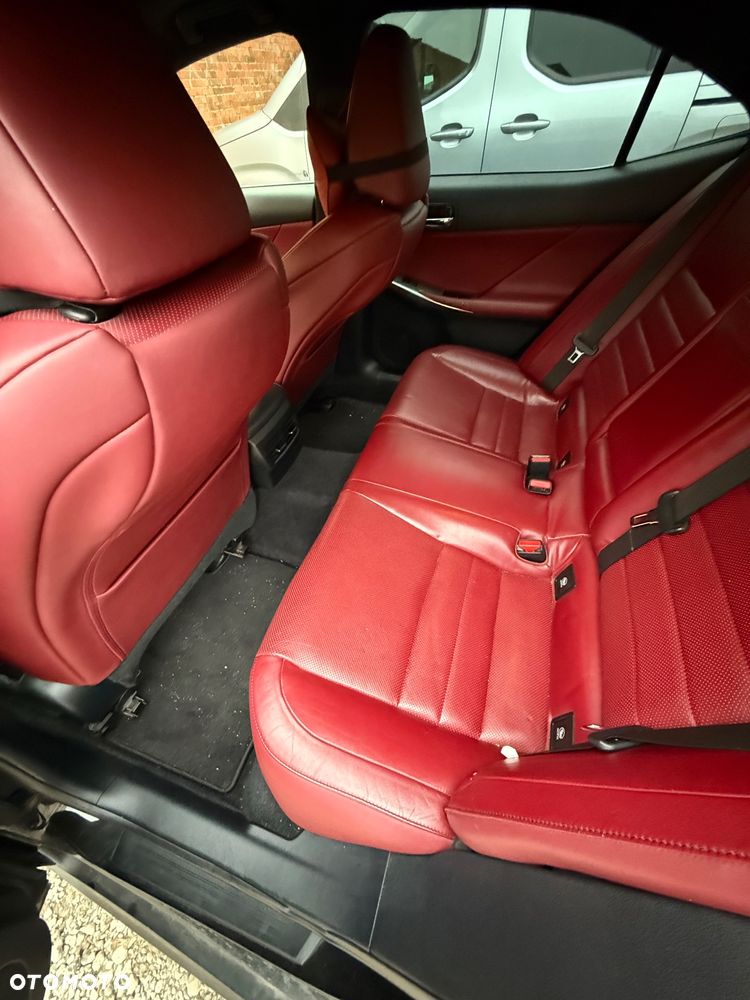 Lexus IS 300h F Sport - 31
