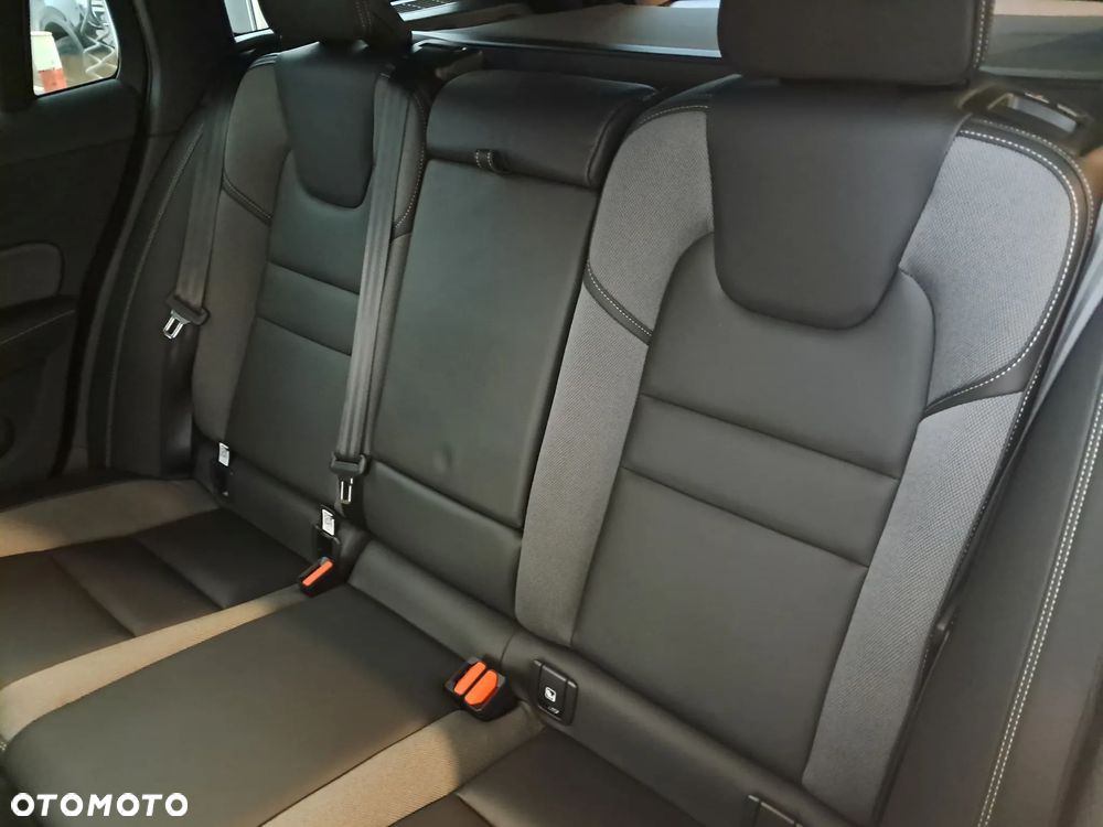 Volvo V60 B4 B Plus Dark - 16