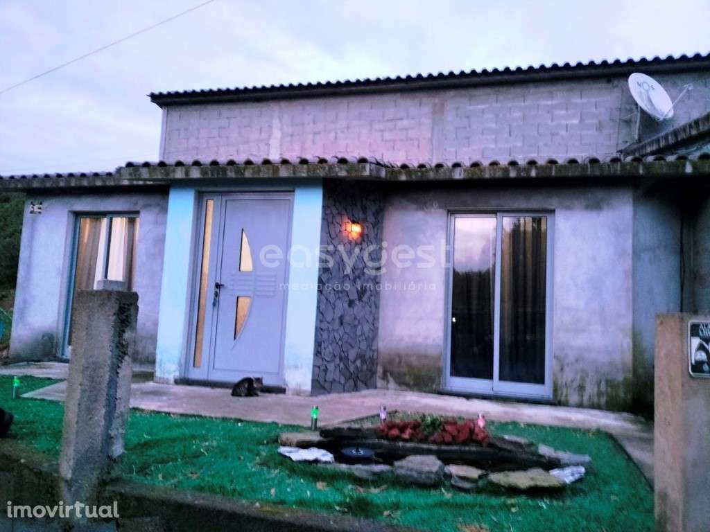 Moradia T3 na freguesia de Santa Cruz, em zona tranquilha. - Grande imagem: 2/28