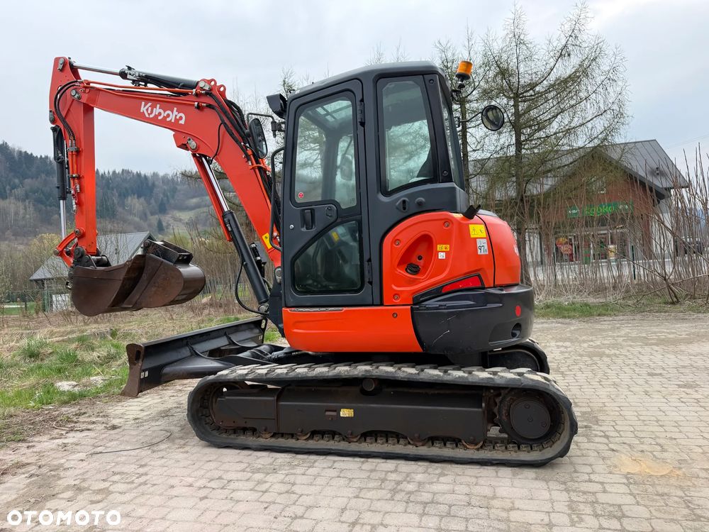 Kubota U55-4. koparka 5,5 tony. 2016 rok. 2300 mtg! KLIMATYZACJA. Długie ramie plus! 3sekcje Hydrauliczne. zamki na tłokach. Koparka Jak nówka sztuka. Zadbana zero zużycia. Z gospodarstwa Norweskiego. Zmiana łyżek Hydrauliczna. LENHOFF. Ani deka luzów wycieków. Szybka wolna jazda. Gąski perfekt stan. OKAZJA TANIO. Aktualna Dekra. Po serwisach eksploatacyjnych. Mocny silnik Kubota 4 cylindry! Zamki na tłokach. Wielka Okazja - 6