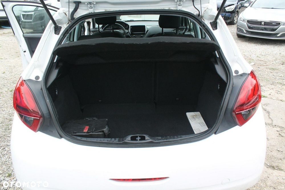 Peugeot 208 - 12