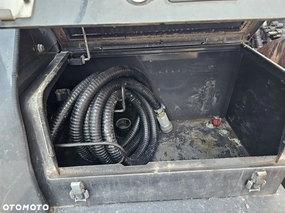 Hitachi ZX300LC-6 - 16