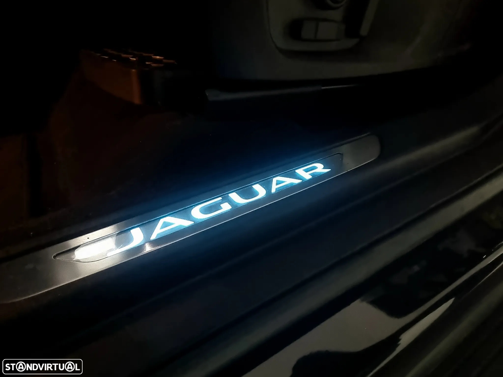 Jaguar E-Pace 1.5 P300e R-Dynamic SE AWD Aut. - 17