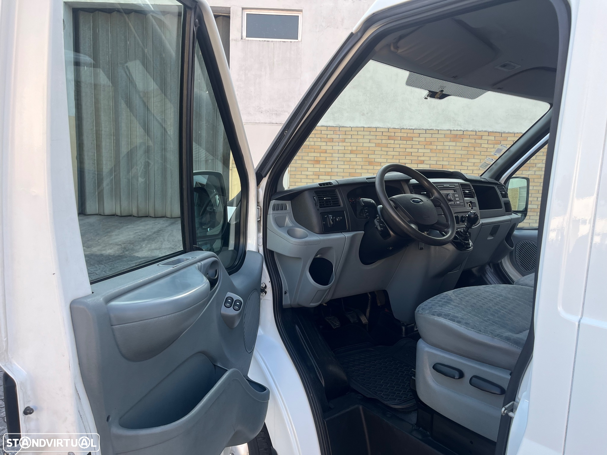 Ford TRANSIT/330L - 11