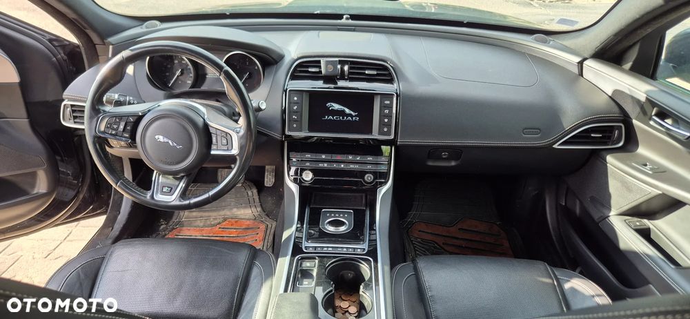 Jaguar XE - 20