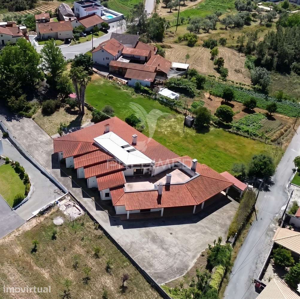 Moradia Térrea de Prestígio com Jardim Interior,  4 Suítes e Arquit... - Grande imagem: 4/33