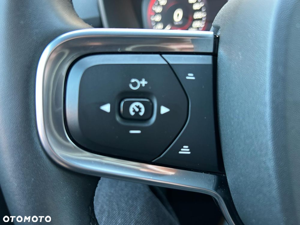 Volvo XC 40 T3 Momentum Pro - 28