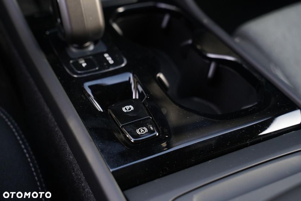 Volvo XC 40 B3 Plus Dark - 20