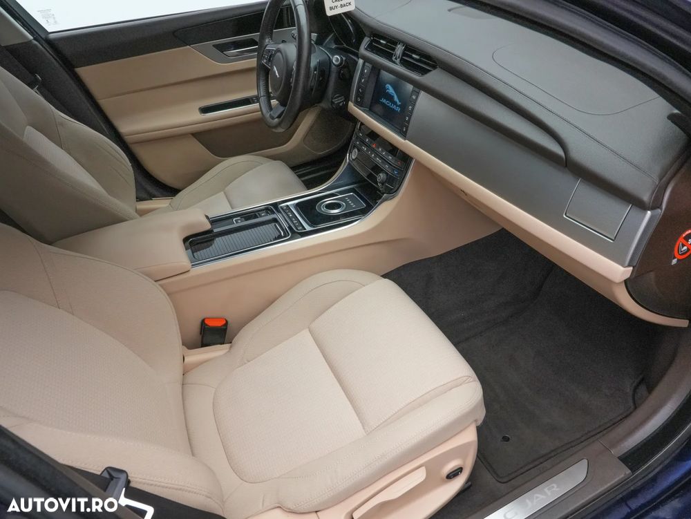Jaguar XF 20d RWD E-Performance Pure - 12
