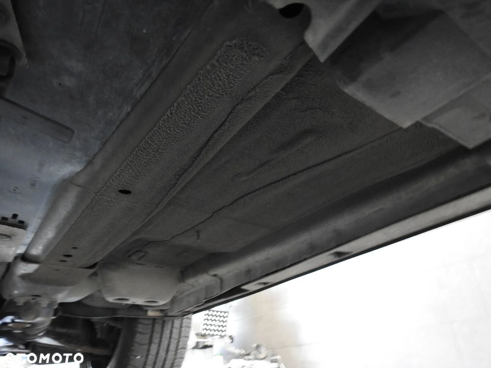 Land Rover Discovery Sport TD4 HSE - 32