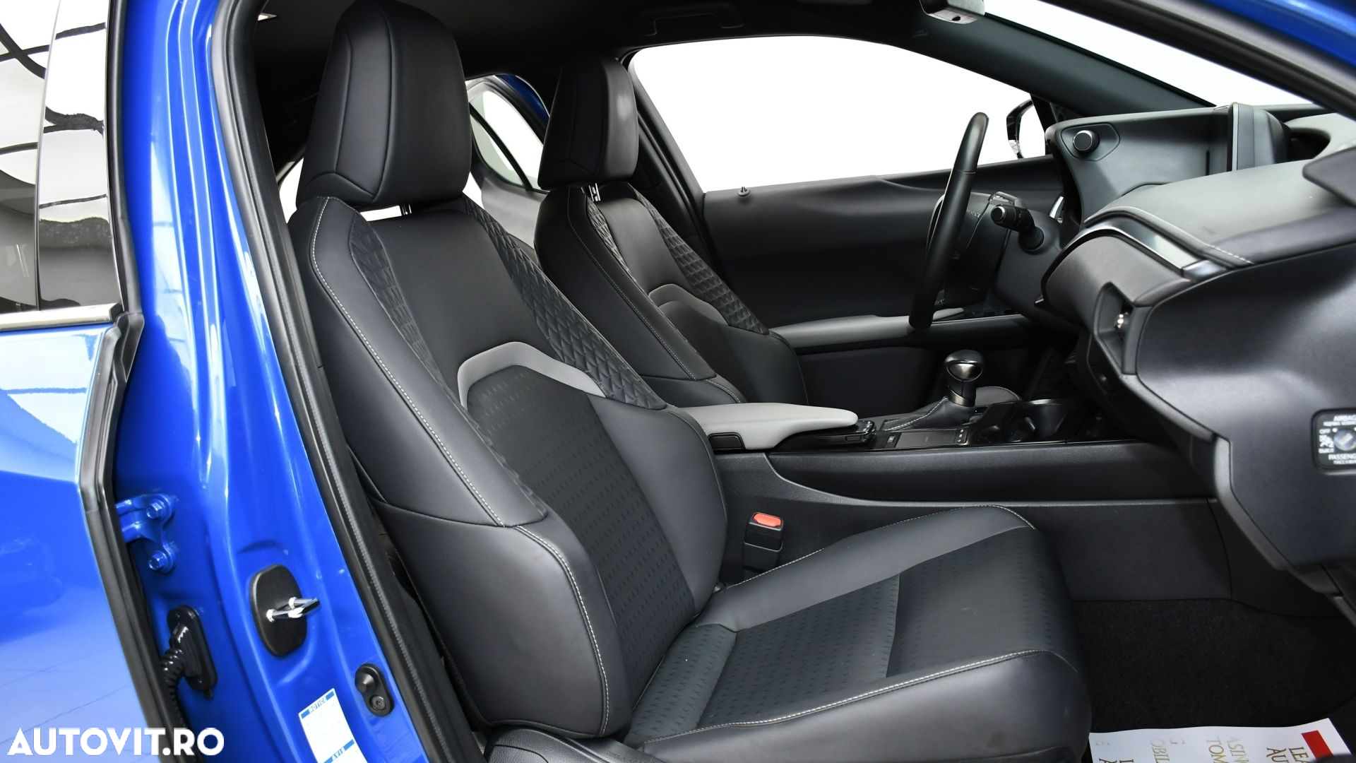 Lexus UX 250h (E-FOUR) Launch Edition - 11