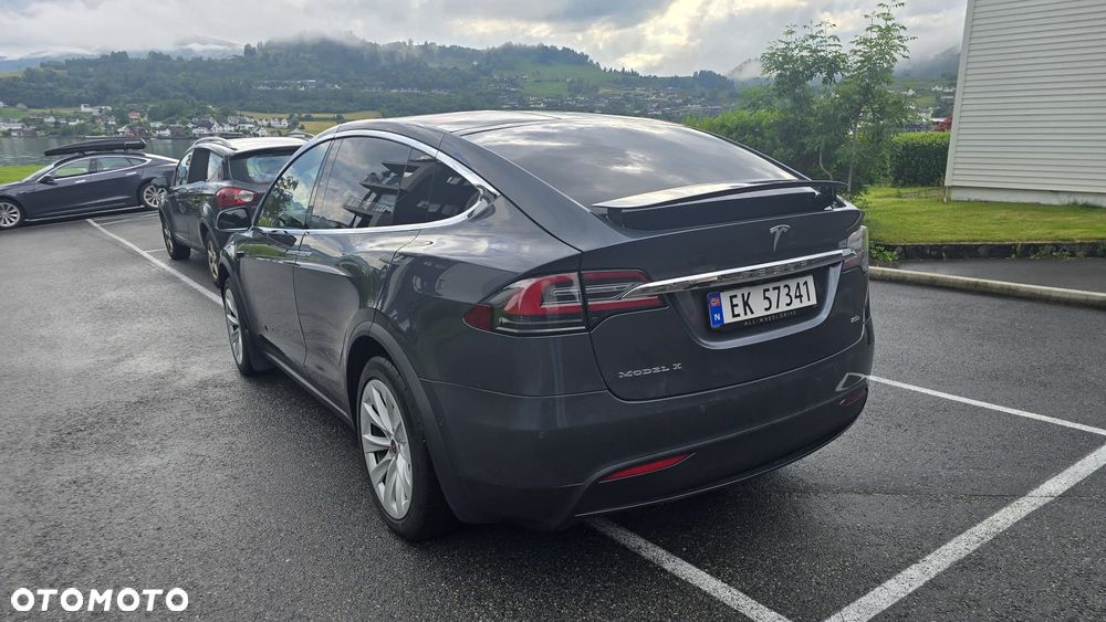 Tesla Model X - 7