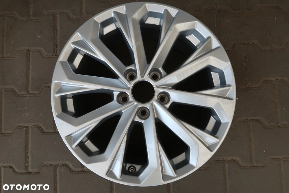 AD10 Felga audi A4 8w060125L 7,5x17et38 - 1