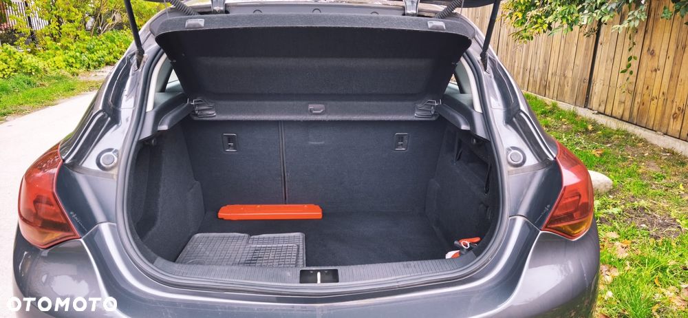 Opel Astra 2011 photo 2