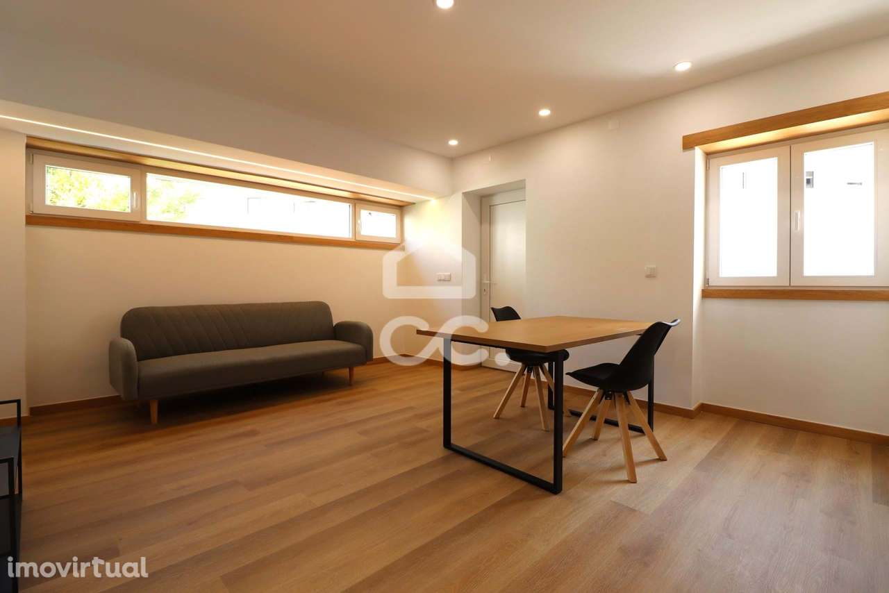 Moradia totalmente remodelada com 6 apartamentos T2 junto à Dias da Si - Grande imagem: 3/38