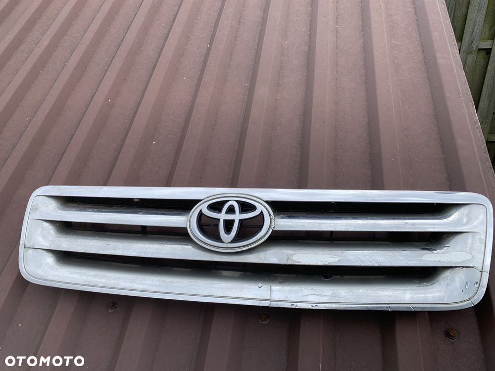 Grill Toyota Avensis Verso przedlift 01-03r. - 1
