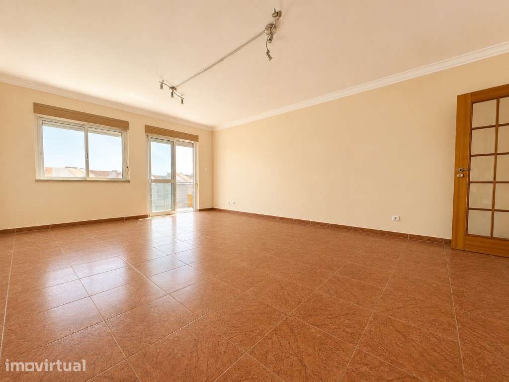 T3 Duplex em Condomínio Privado com Piscina | Carregado - Grande imagem: 3/44