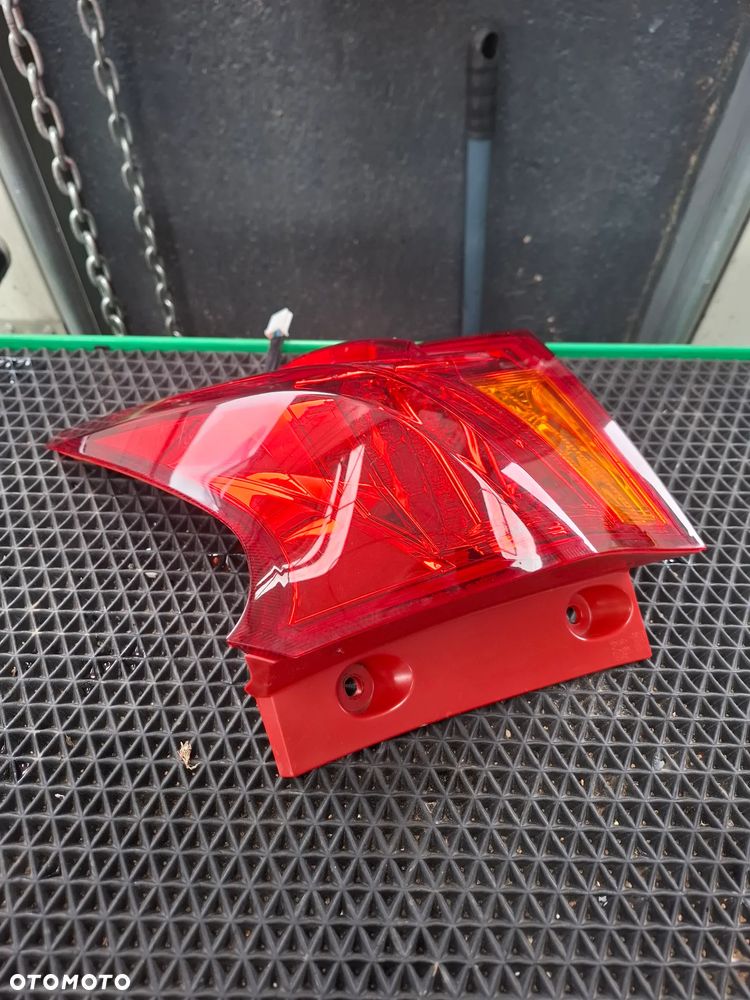 TOYOTA AURIS E18 1.8 HYBRYDA HB LAMPA PRAWY TYL - 2