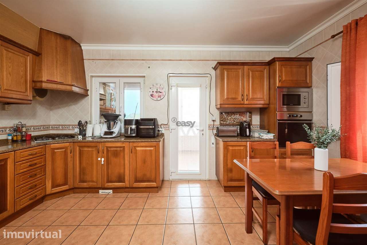Moradia T4, 3 pisos, 2 suites, garagem p/3 carros, piscina, painéis so - Grande imagem: 4/57