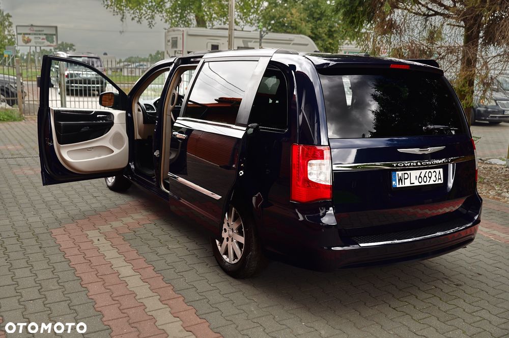 Chrysler Town & Country - 19