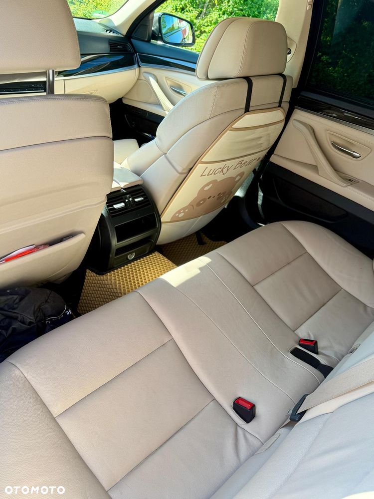 BMW Seria 5 525d xDrive - 14