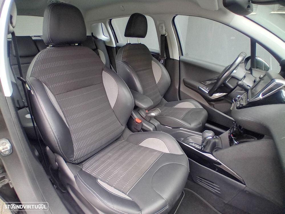 Peugeot 2008 1.2 PureTech Allure EAT6 - 10