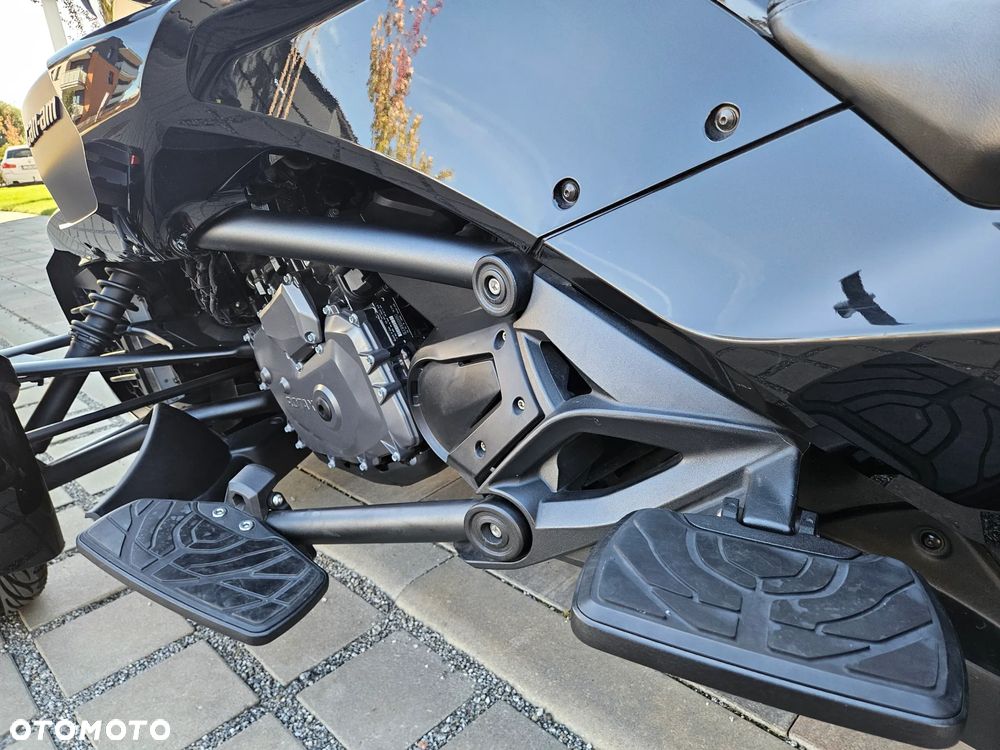 Can-Am Spyder - 24